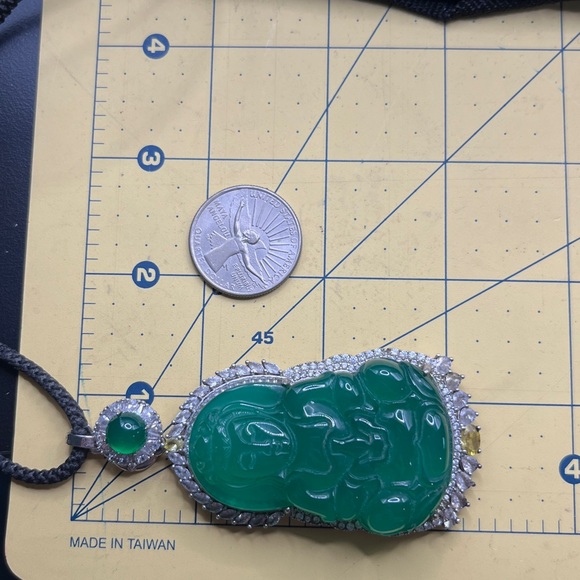 Mens Green Nephrite Guanyin hard stone pendant on 30 inch adjustable cord - Picture 9 of 11